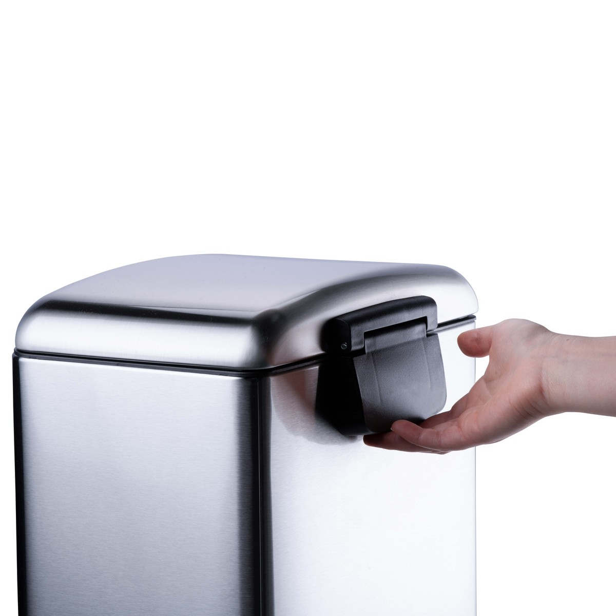 Een hand opent de zwarte sluiting van een zilveren roestvrijstalen prullenbak.