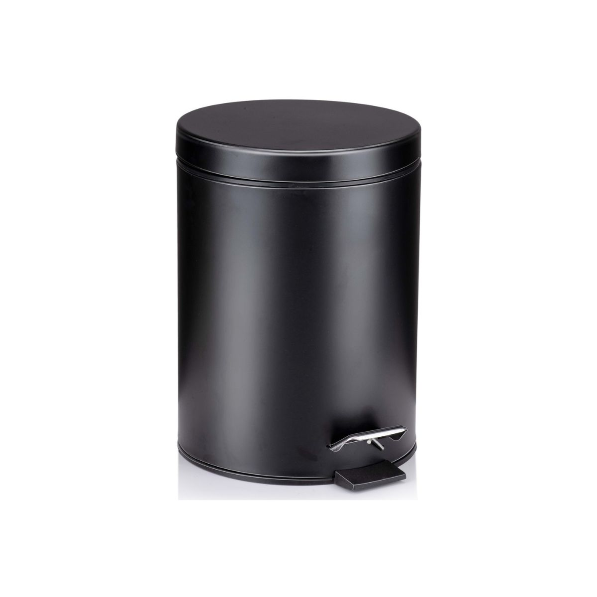 Une poubelle cylindrique noire avec couvercle et pédale sur fond blanc.