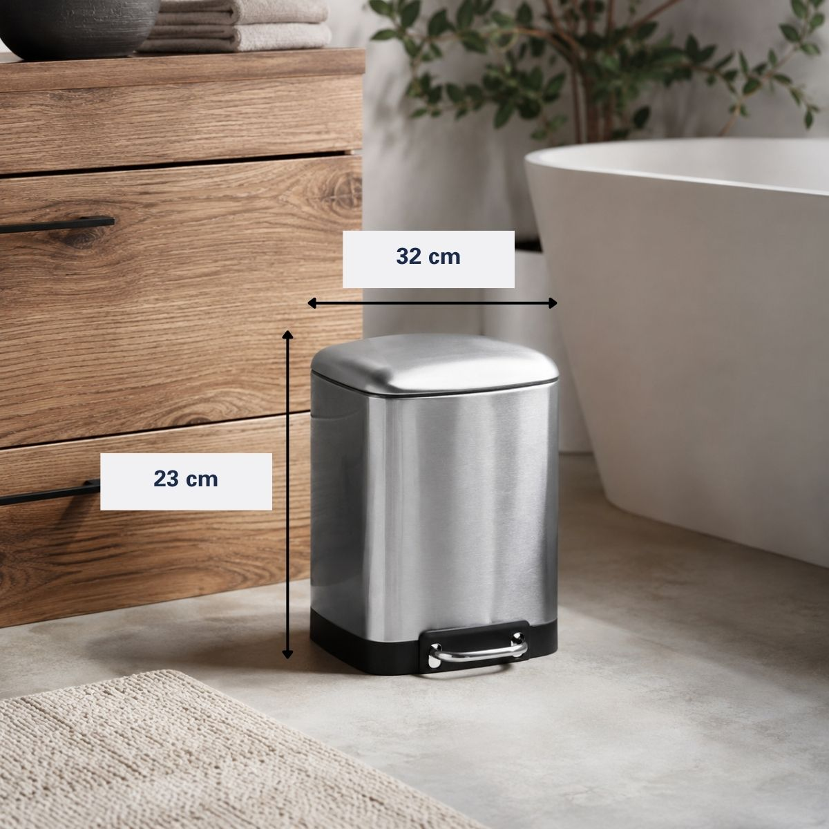 Poubelle en acier inoxydable dans une salle de bain moderne, 32 cm de large et 23 cm de haut.
