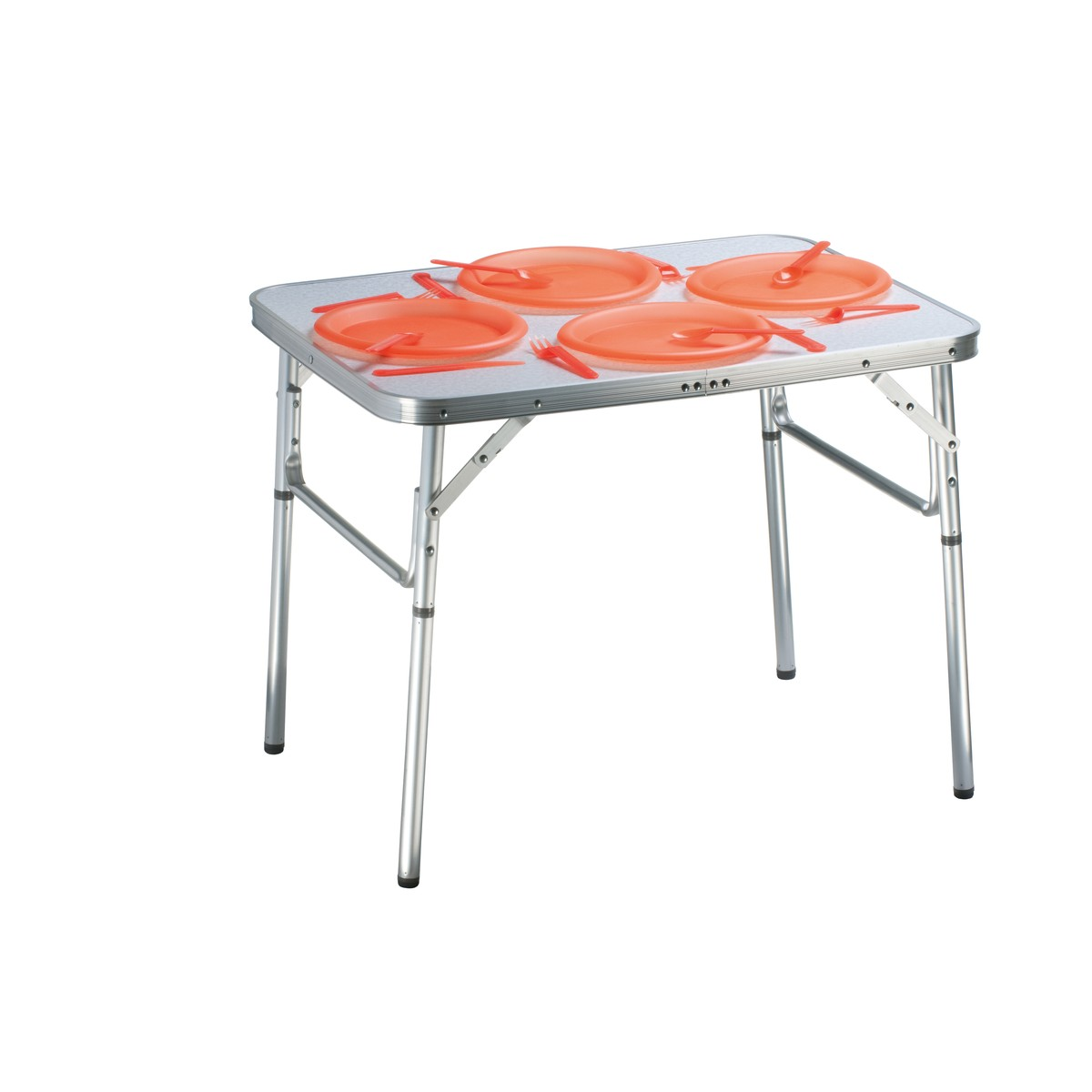 Une table pliante en aluminium avec quatre assiettes, cuillères et fourchettes orange sur fond blanc.