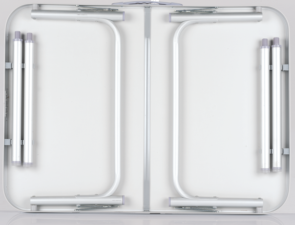 Le dessous d'une table pliante blanche montrant des pieds en métal argenté et des tiges d'extension.
