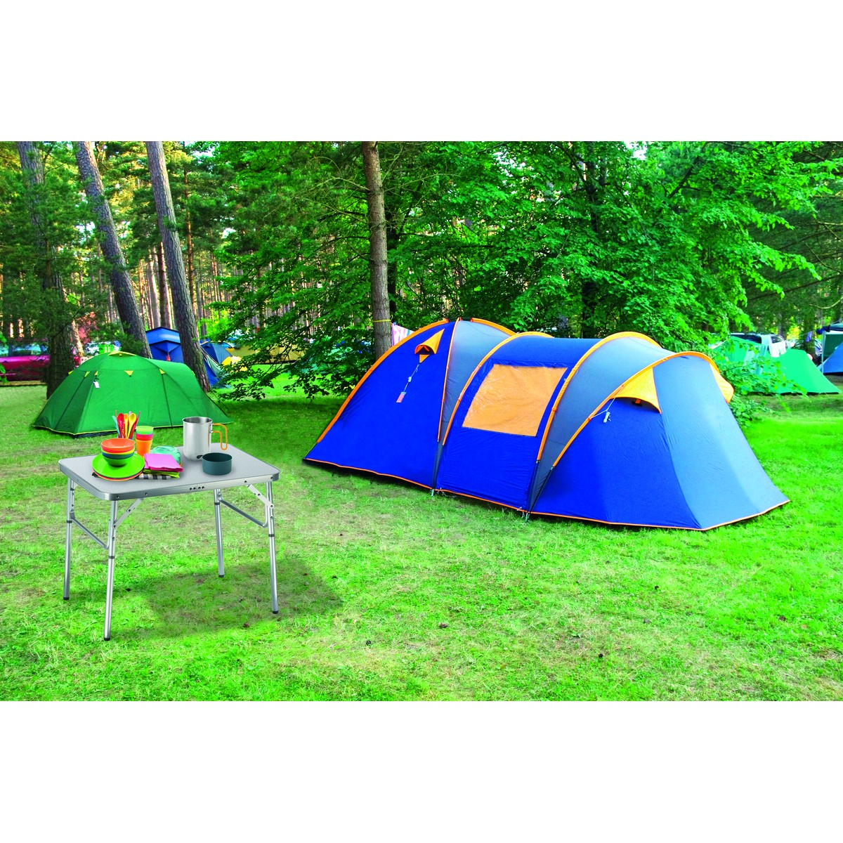 Une tente de camping bleue et orange et une petite table avec de la vaisselle dans une forêt.