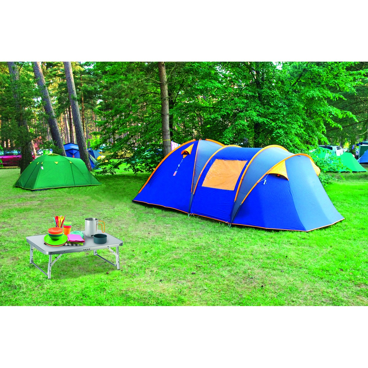 Une tente bleue et orange sur une clairière, avec une petite table et de la vaisselle au premier plan.