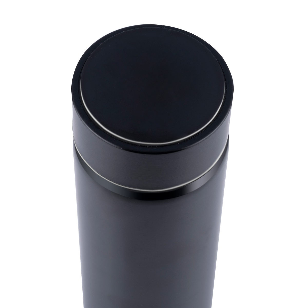 Eine schwarze Thermosflasche von oben fotografiert auf reinem weißem Hintergrund.