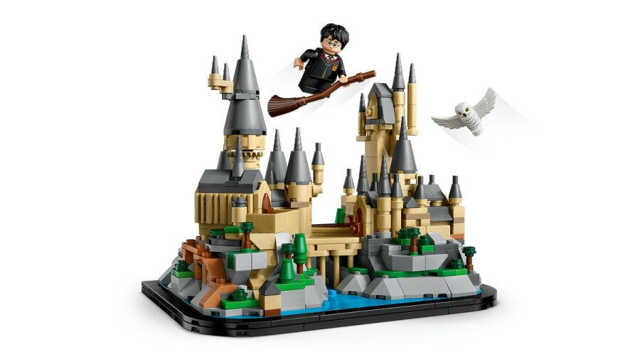 Süpürge üzerinde uçan Harry ve baykuş ile Lego Harry Potter Hogwarts Kalesi.
