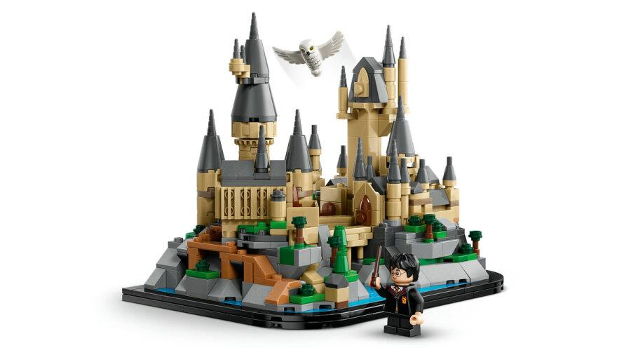 Baykuş ve minifigürlü Lego Harry Potter Hogwarts Şatosu modeli.
