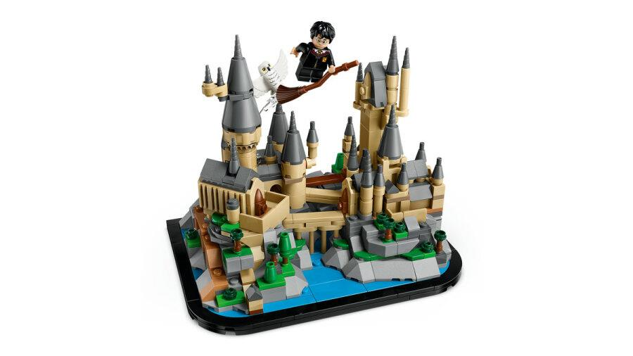 Beyaz bir baykuşla süpürge üzerinde uçan Harry Potter figürlü Lego Hogwarts kalesi.