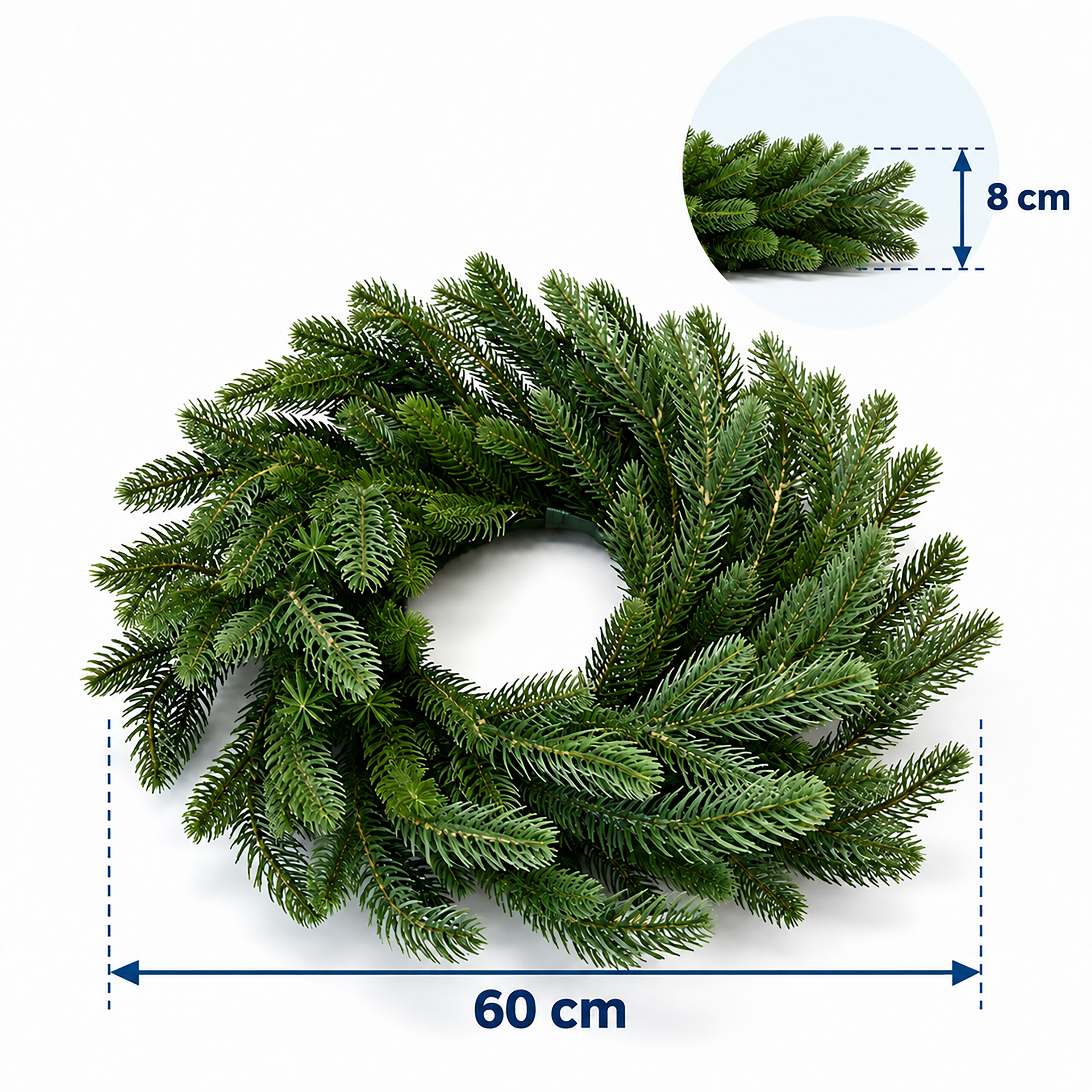 Grüner Tannenkranz mit 60 cm Durchmesser und 8 cm Dicke vor weißem Hintergrund.