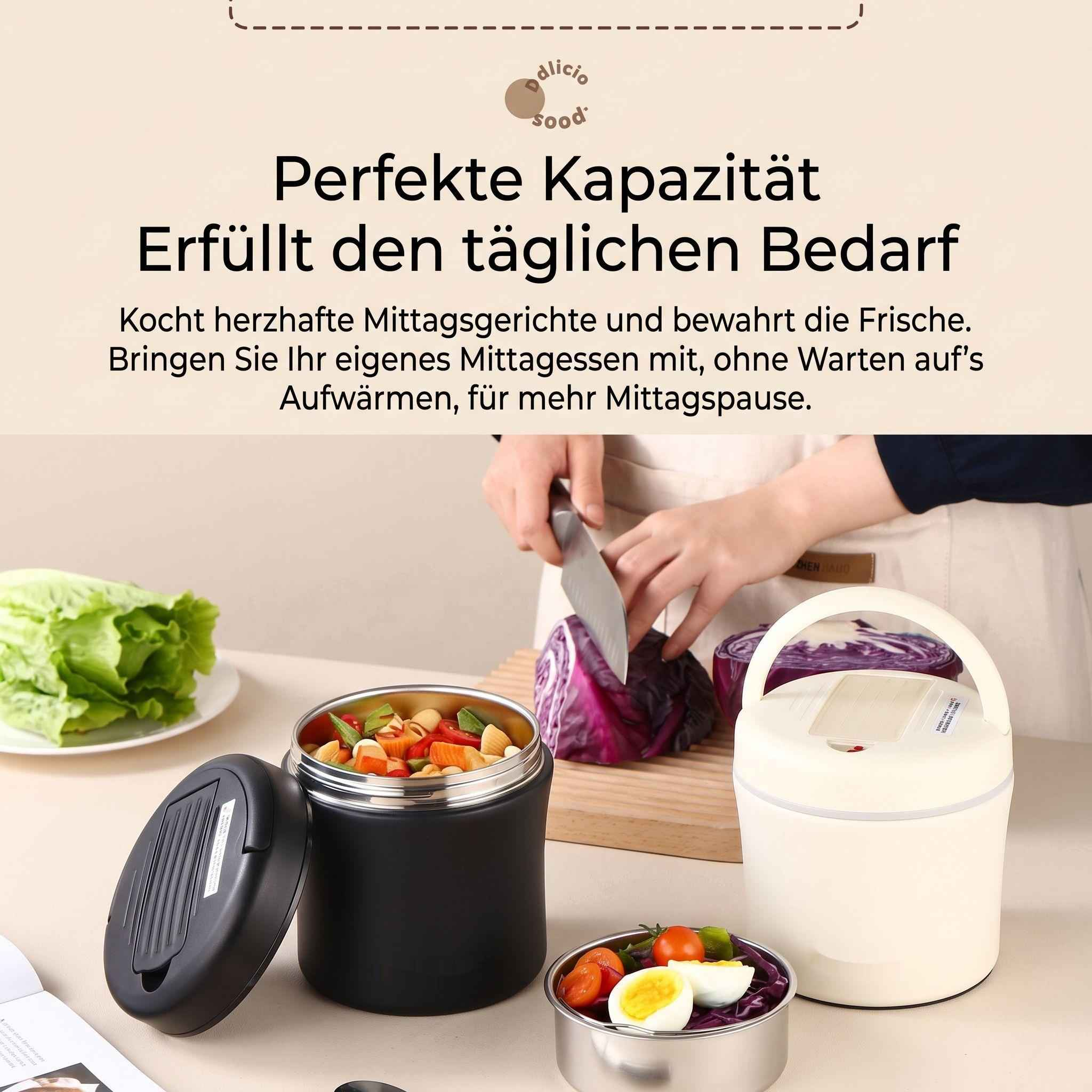 Person schneidet Gemüse neben Lunchboxen und frischen Lebensmitteln auf einem Tisch.