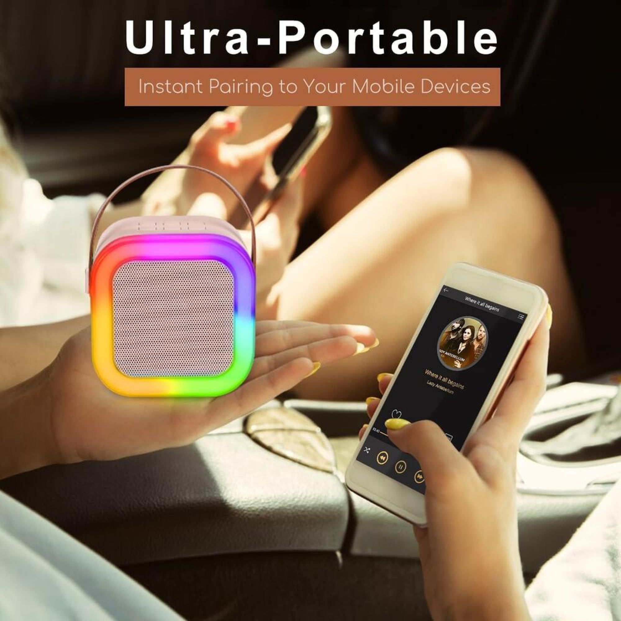 Eine Hand hält einen bunten LED-Lautsprecher, während die andere ein Smartphone mit Musik-App bedient.