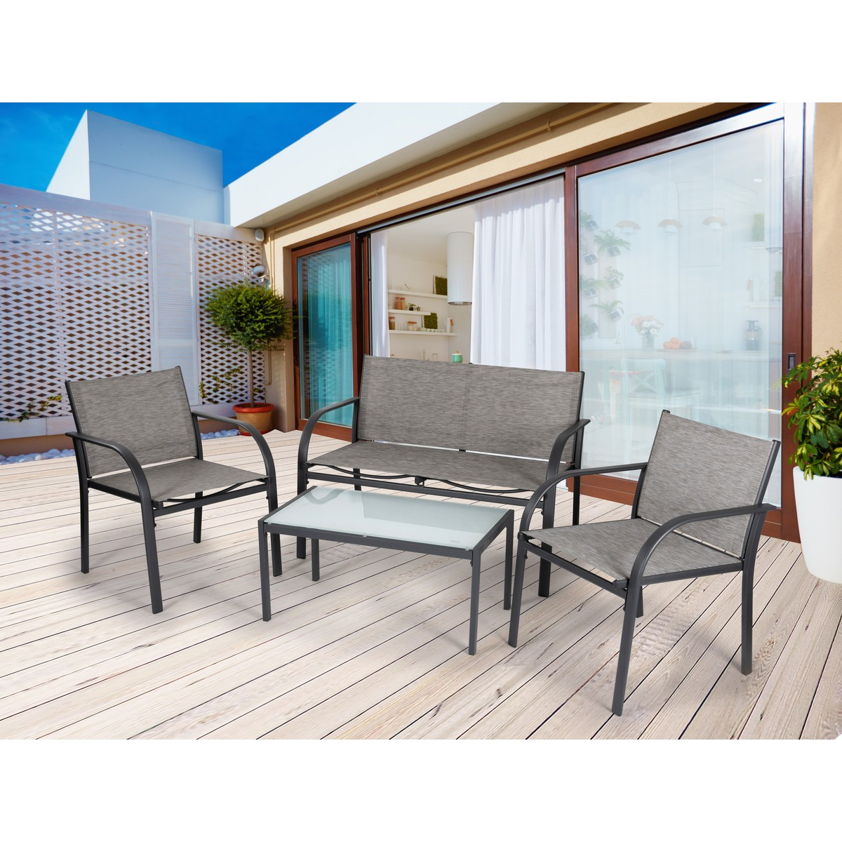 Moderne grijze tuinset met twee fauteuils, een bank en een glazen tafel op een houten vlonder.