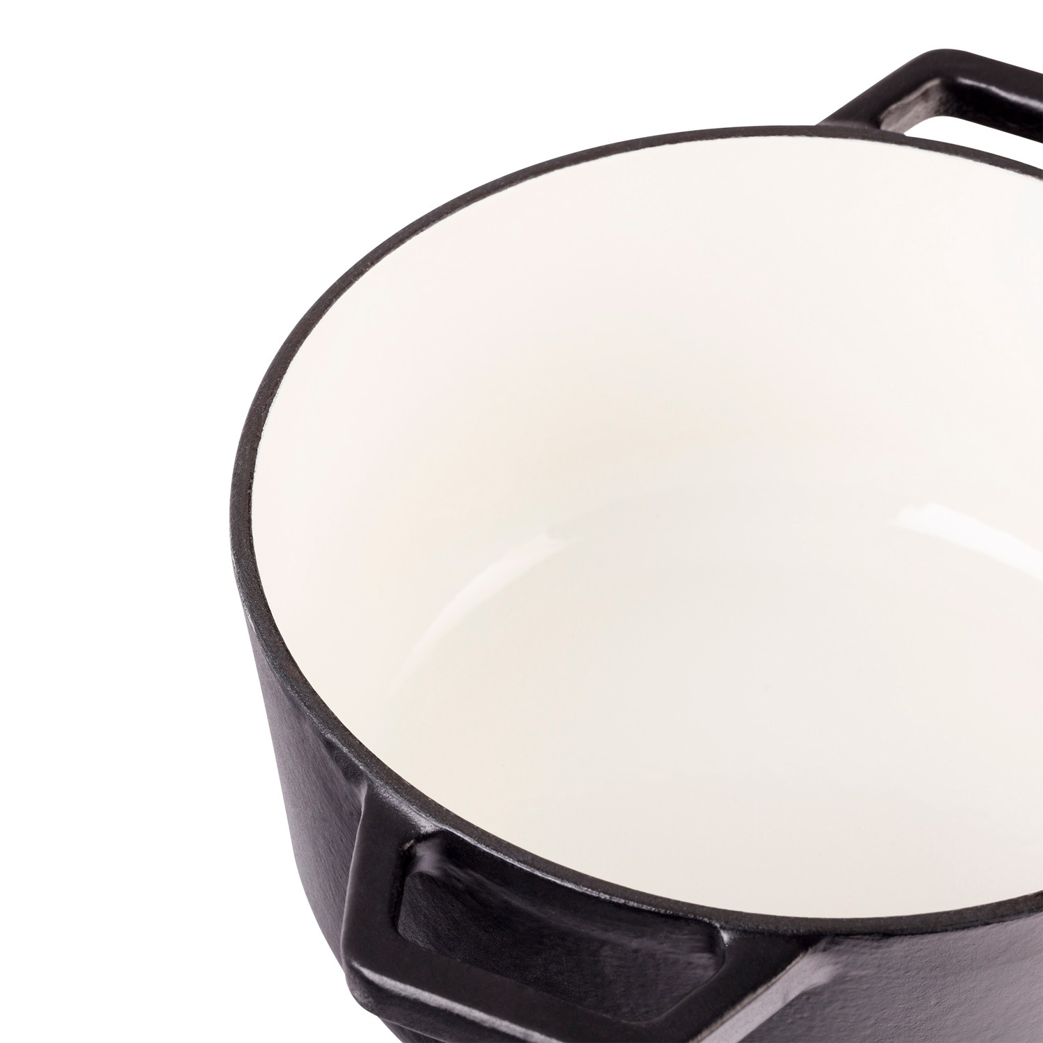 Una olla de hierro fundido negro con interior esmaltado blanco y dos asas laterales sobre fondo blanco.