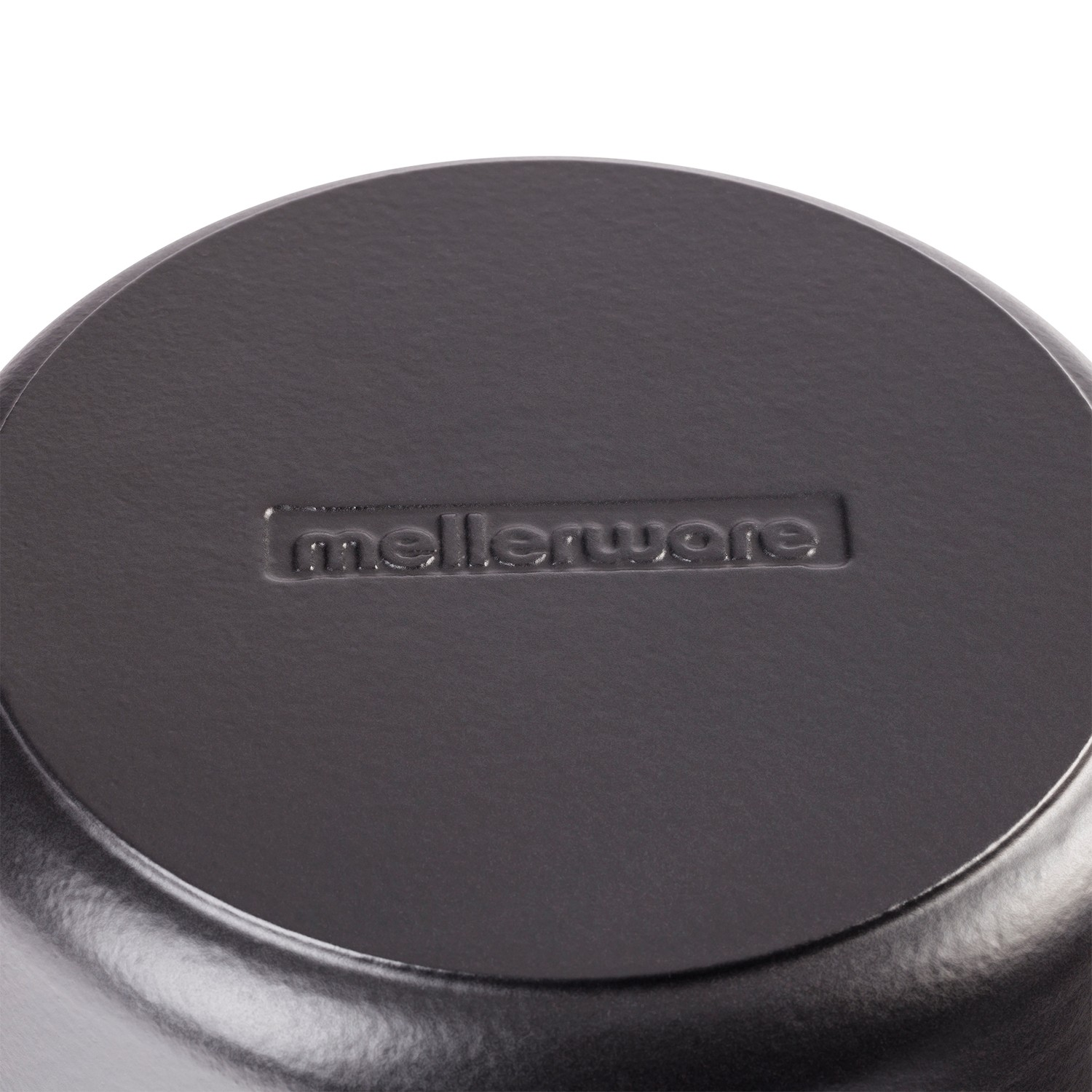 La parte inferior negra de una olla con el logotipo de Mellerware en relieve.