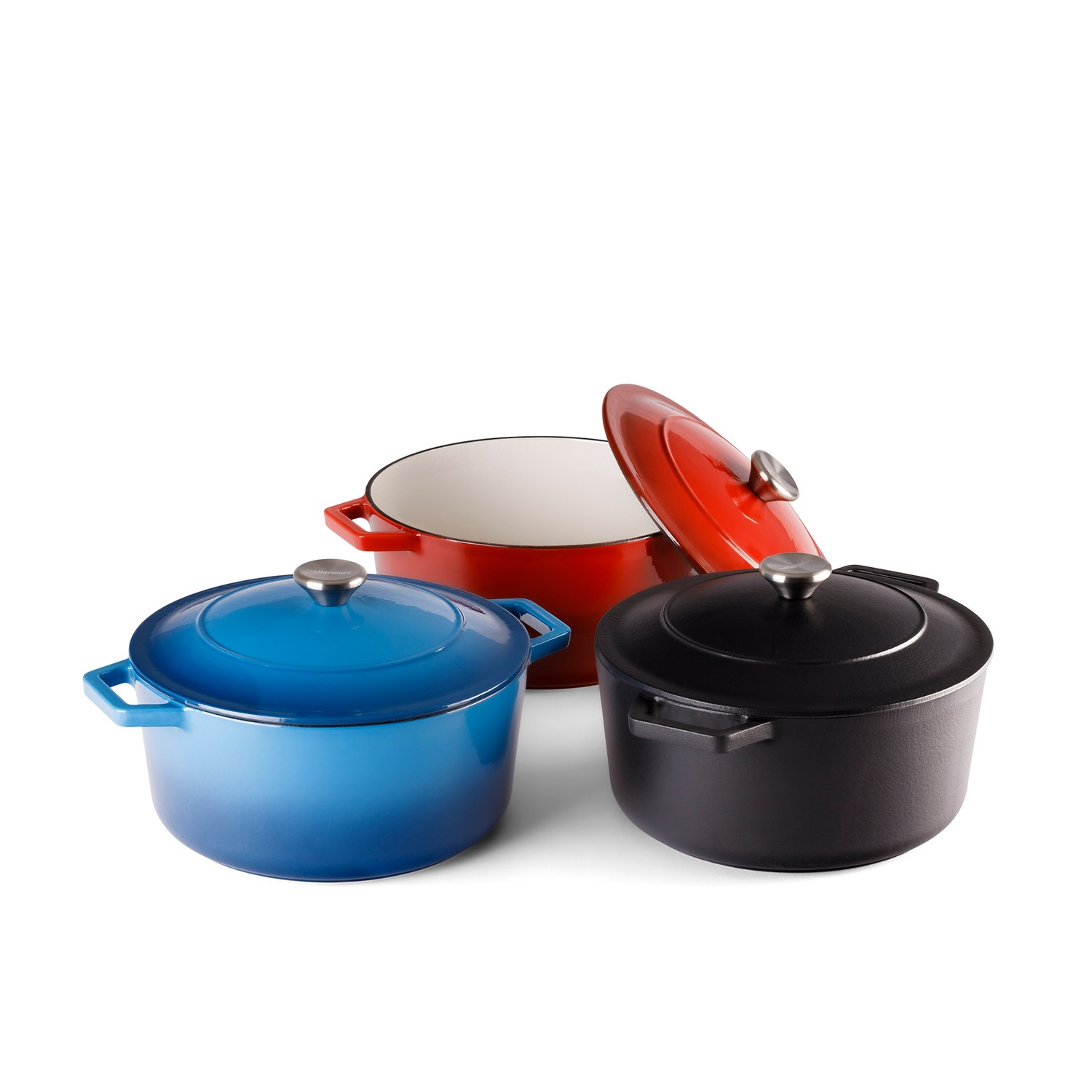 Tres ollas de hierro fundido en azul, rojo y negro con tapas sobre fondo blanco.