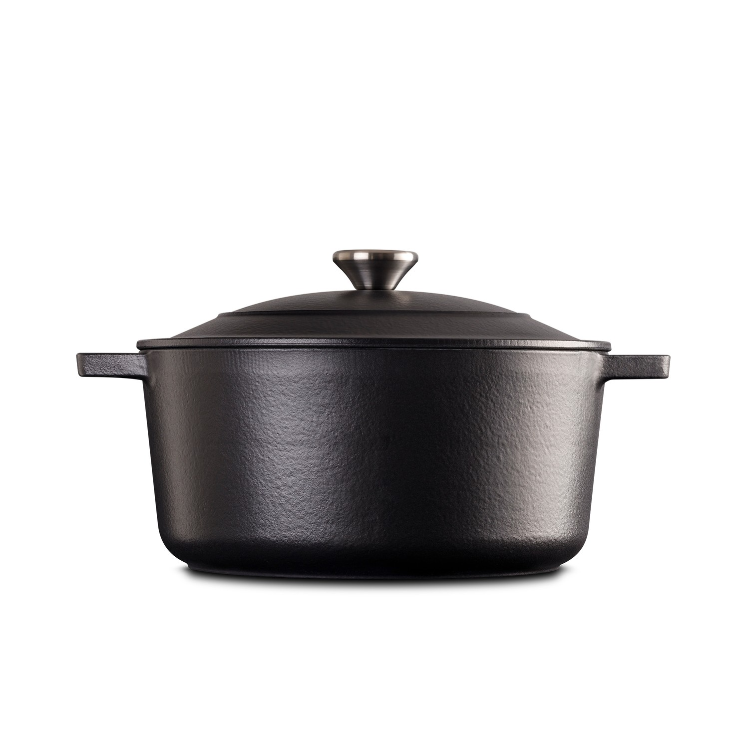 Una olla de hierro fundido negro con tapa a juego y pomo plateado sobre fondo blanco.