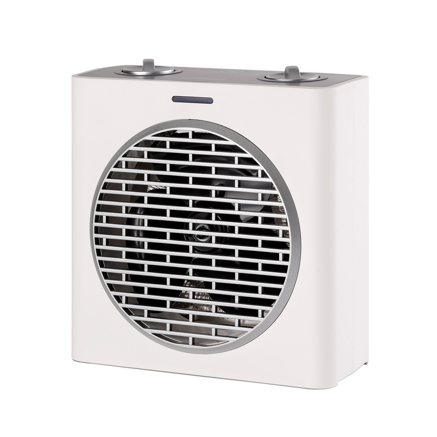 Un ventilador compacto blanco con rejilla delantera redonda y dos mandos grises arriba sobre fondo blanco.