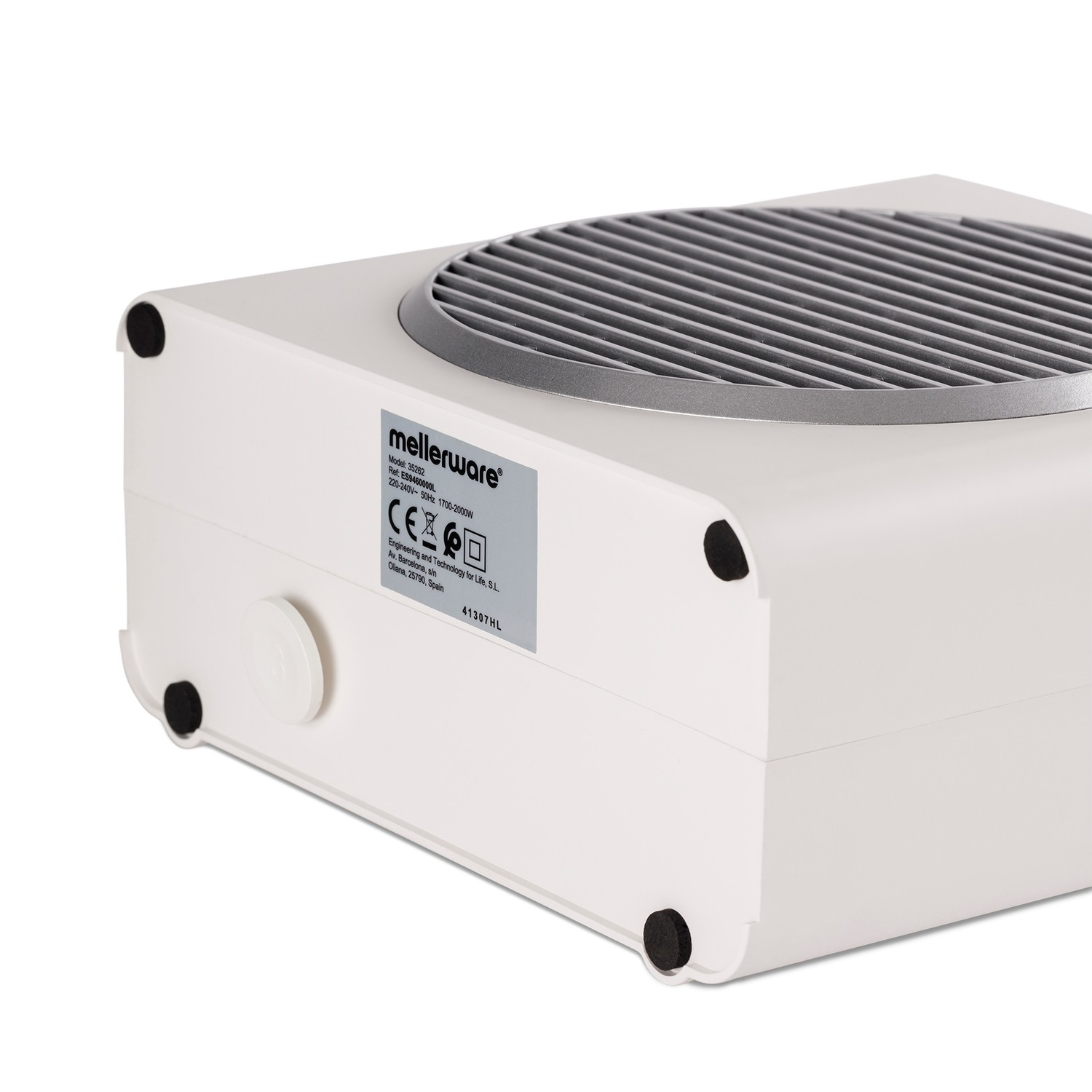 Parte inferior de un calefactor Mellerware blanco con cuatro patas de goma negras y una gran rejilla de ventilación plateada.