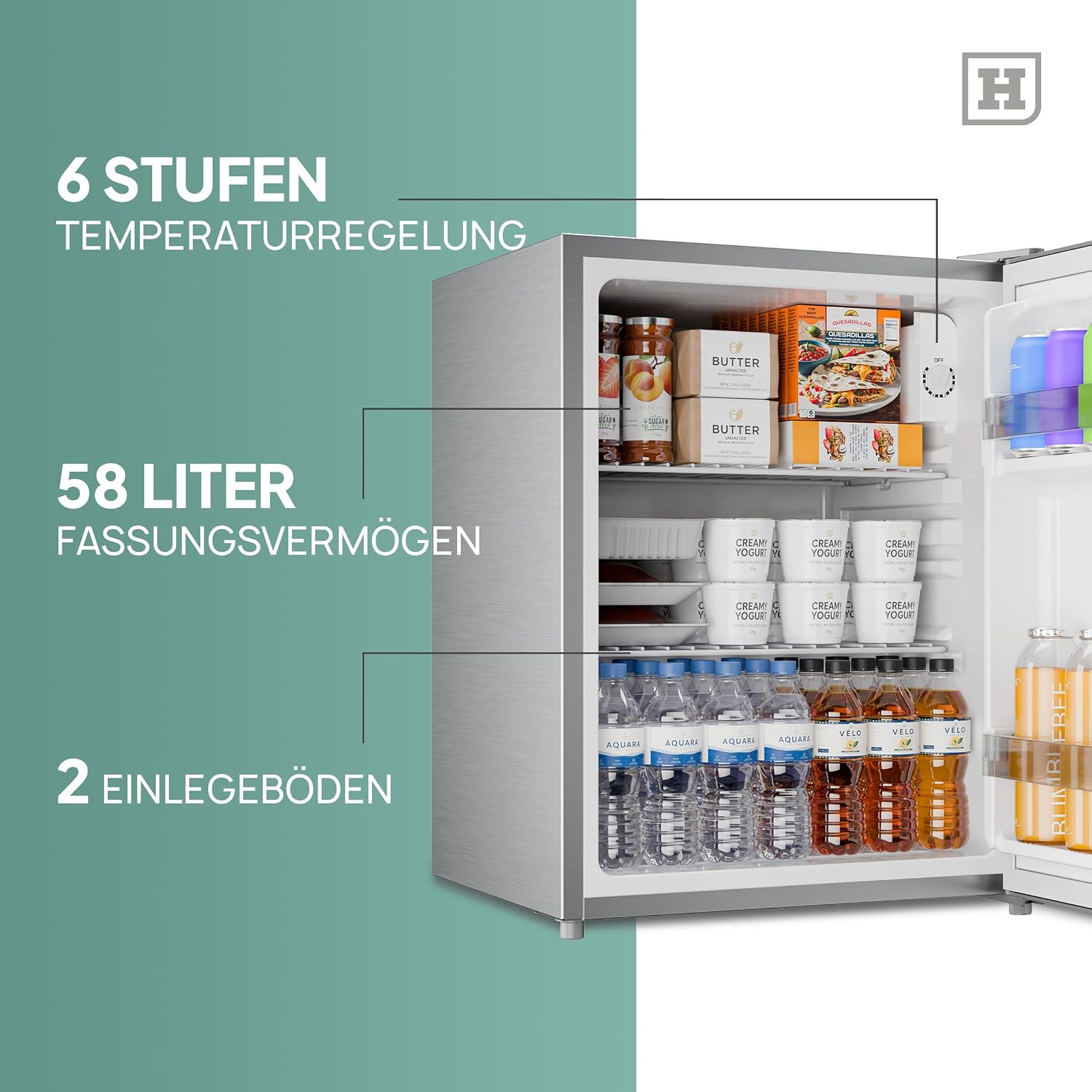 Geöffneter silberner Minikühlschrank mit Lebensmitteln, Joghurt und Flaschen gefüllt, mit deutschen Produktmerkmalen.