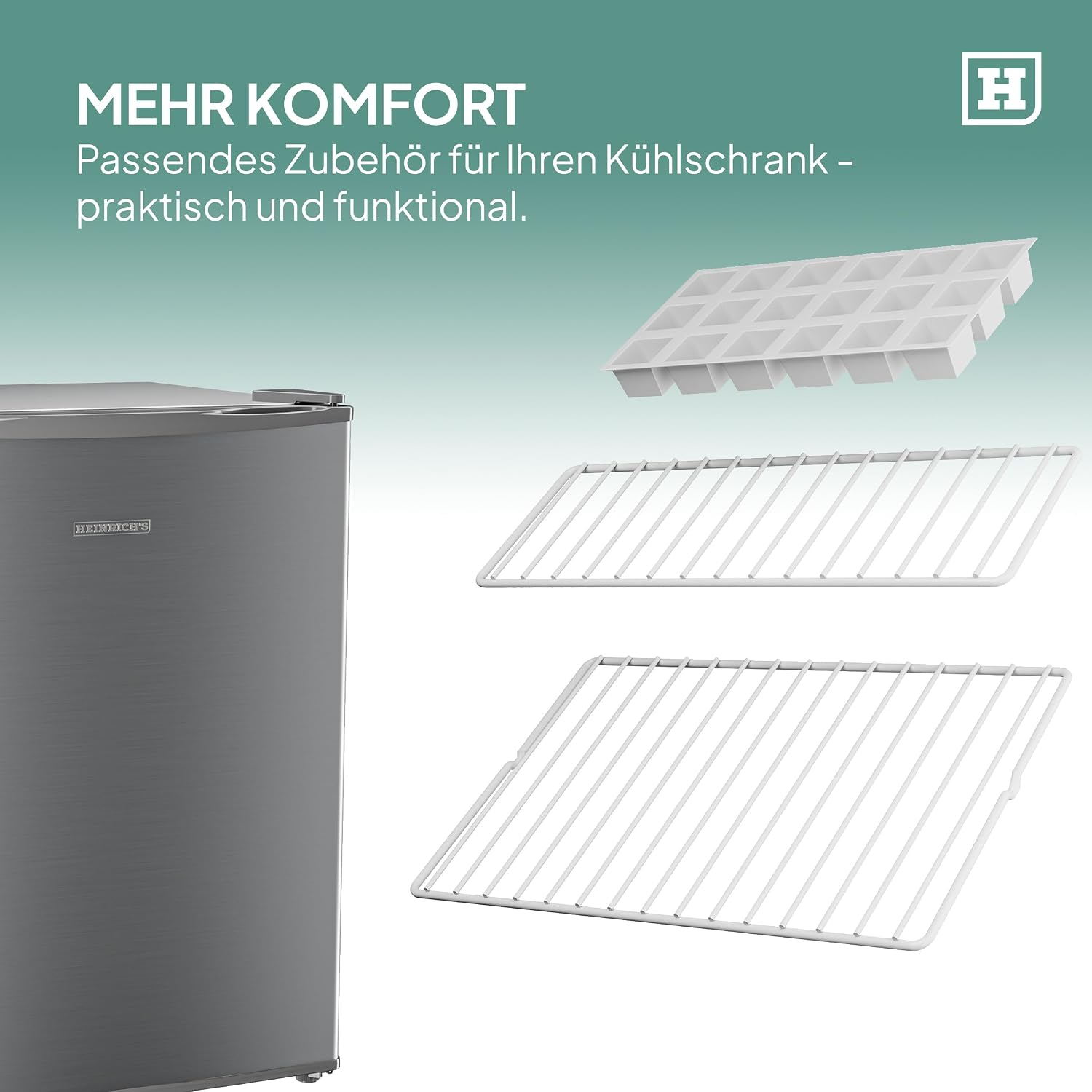 Silberner Mini-Kühlschrank mit Eisschale und zwei Gitterregalen vor grünem Hintergrund.