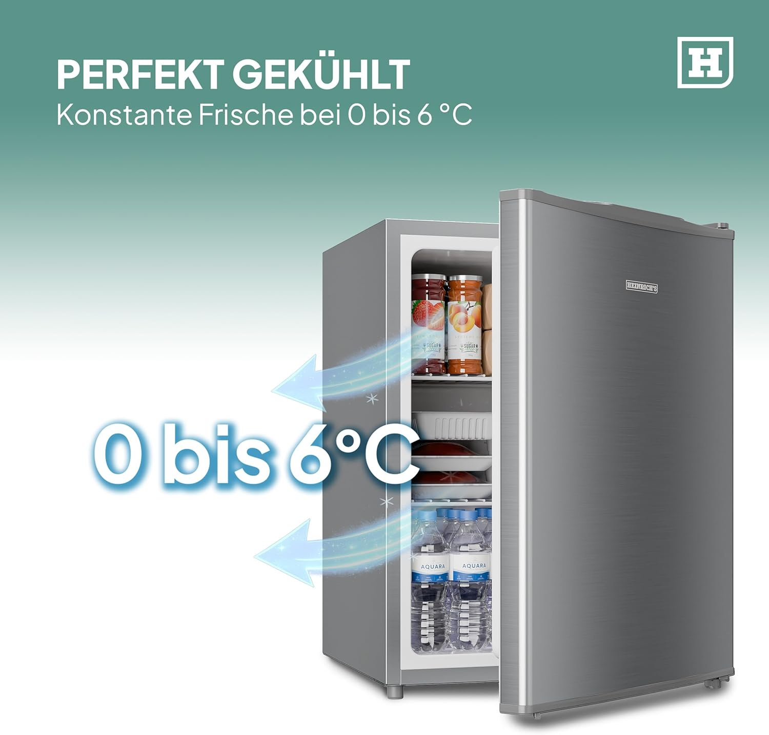 Silberner Mini-Kühlschrank mit geöffneter Tür, der mit Getränken und Lebensmitteln gefüllt ist.