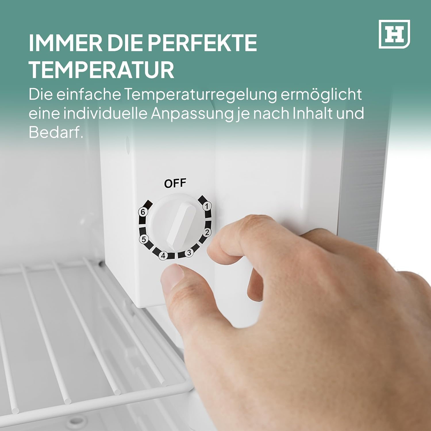 Eine Hand verstellt einen runden Temperaturregler mit den Stufen eins bis sechs in einem weißen Kühlschrank.