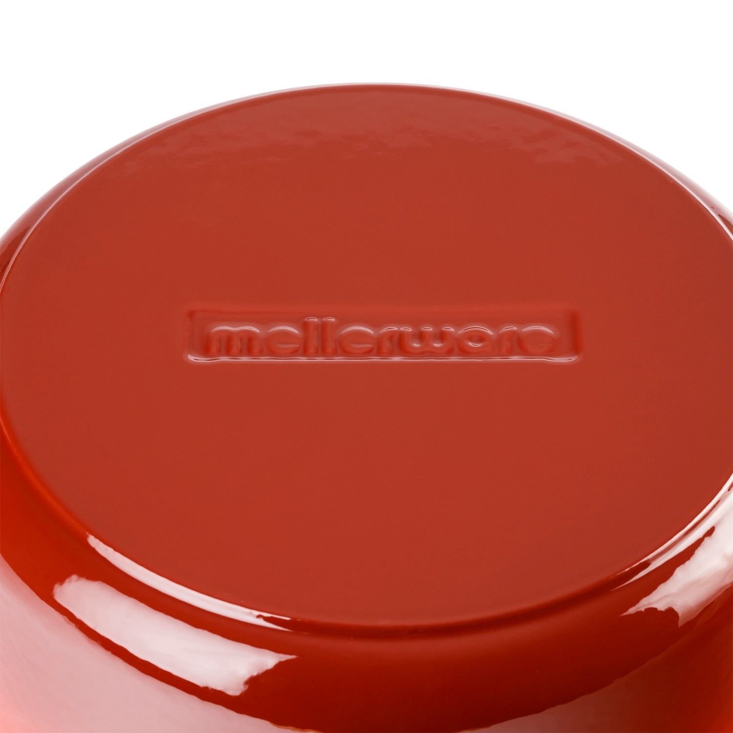 Fondo de una olla roja brillante con el logotipo de Mellerware en relieve.