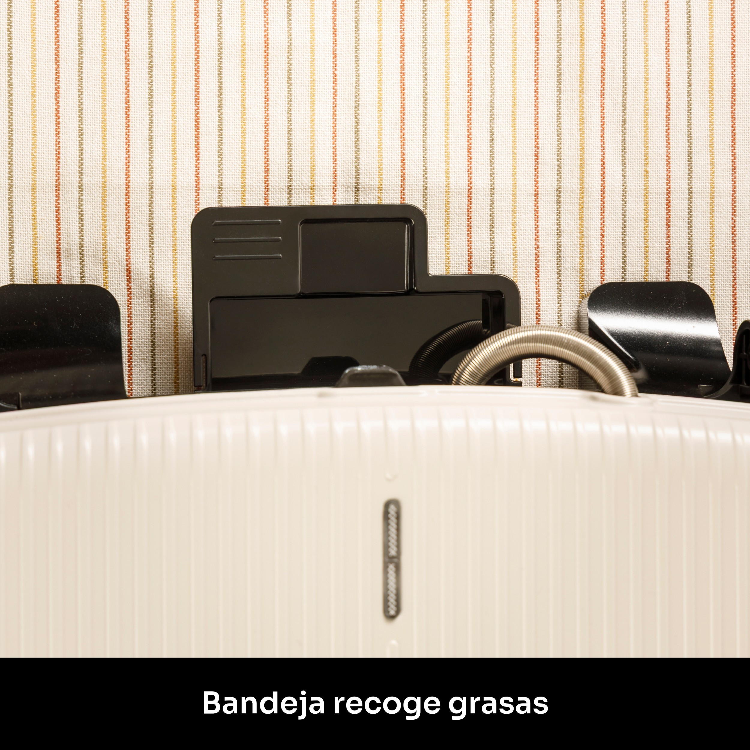 Bandeja recolectora de grasa blanca con elementos negros sobre fondo de rayas.