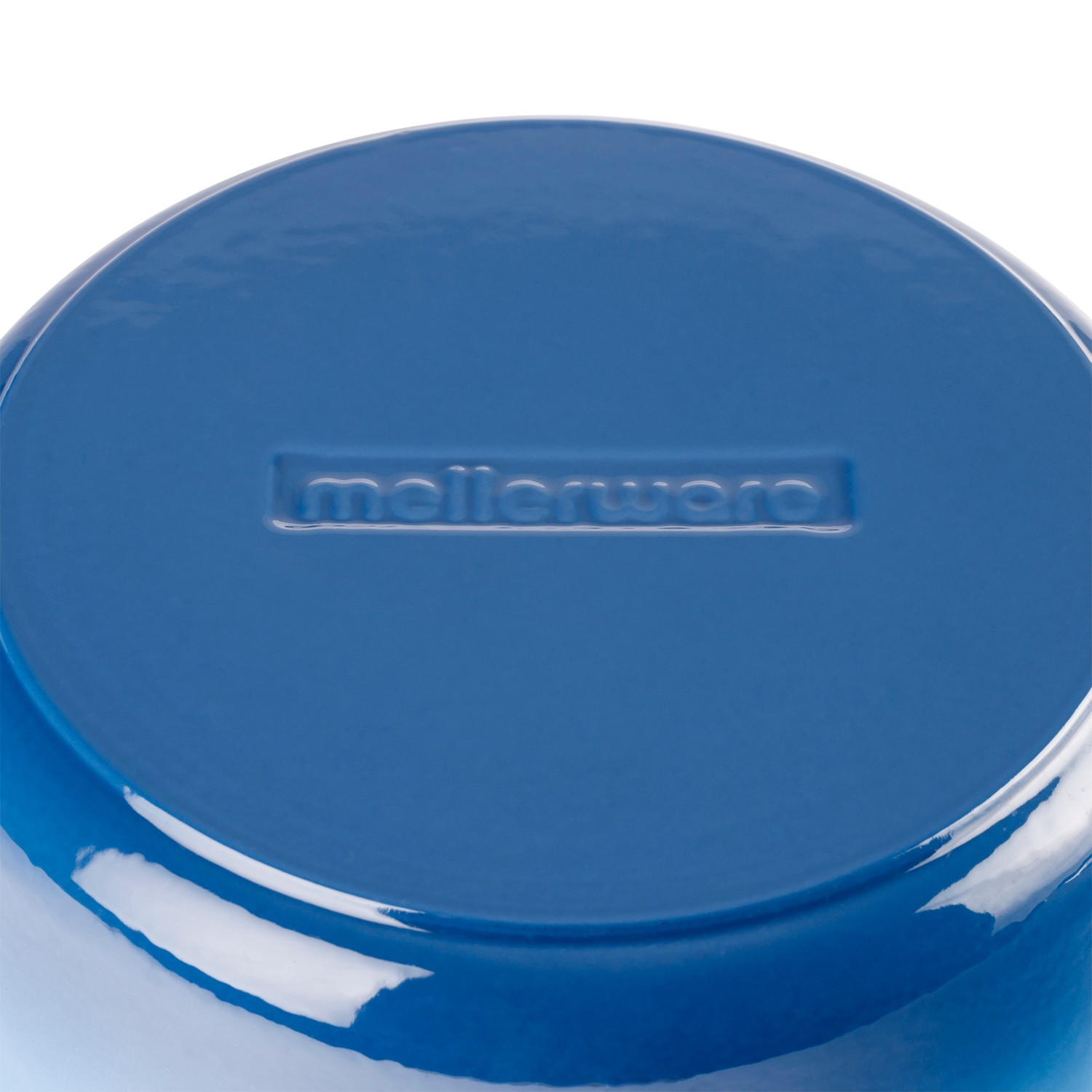 Primer plano del fondo de una olla azul con el nombre de la marca mellerware grabado sobre fondo blanco.