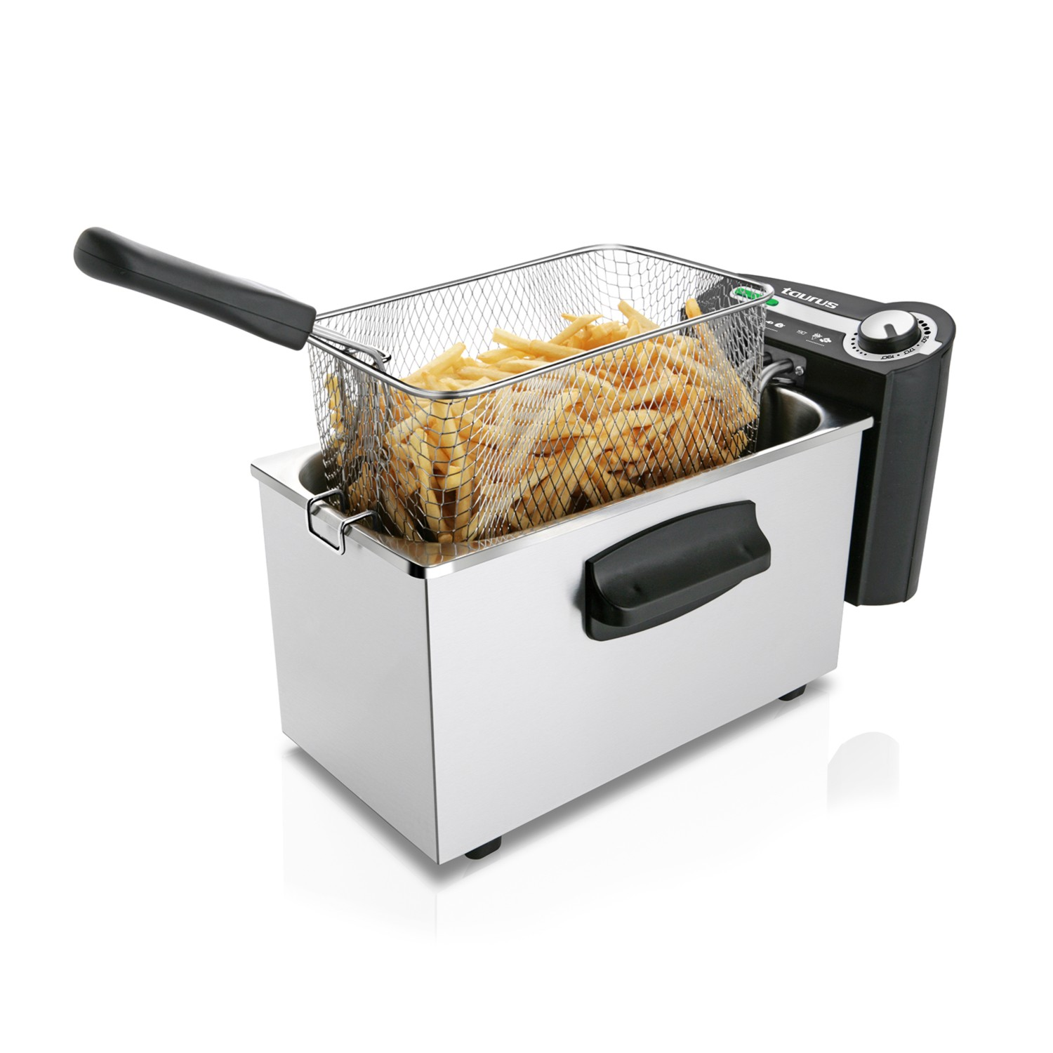 Una freidora plateada con una cesta llena de patatas fritas doradas sobre un fondo blanco.