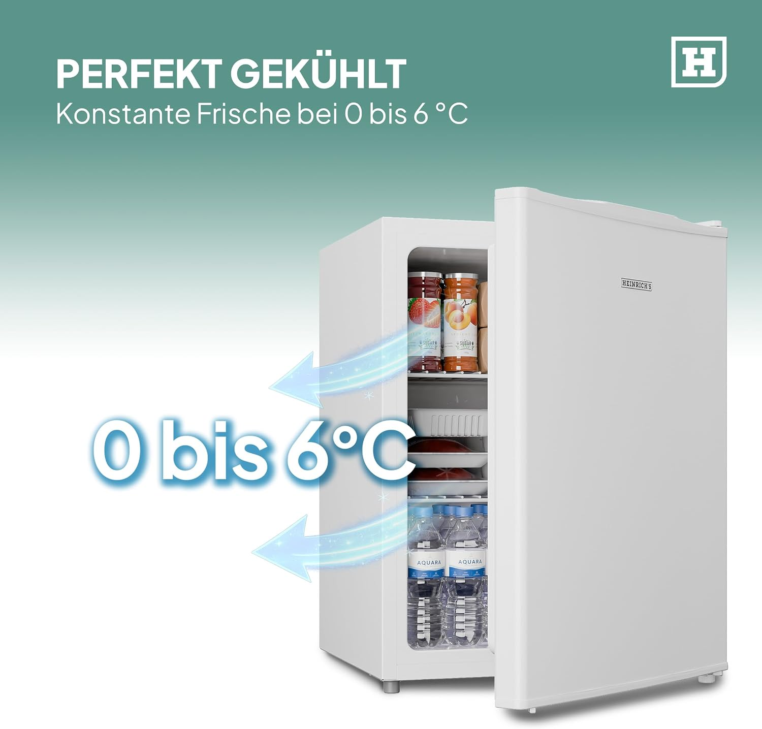 Ein weißer Mini-Kühlschrank mit geöffneter Tür, gefüllt mit Lebensmitteln und Flaschen, auf grünem Hintergrund.