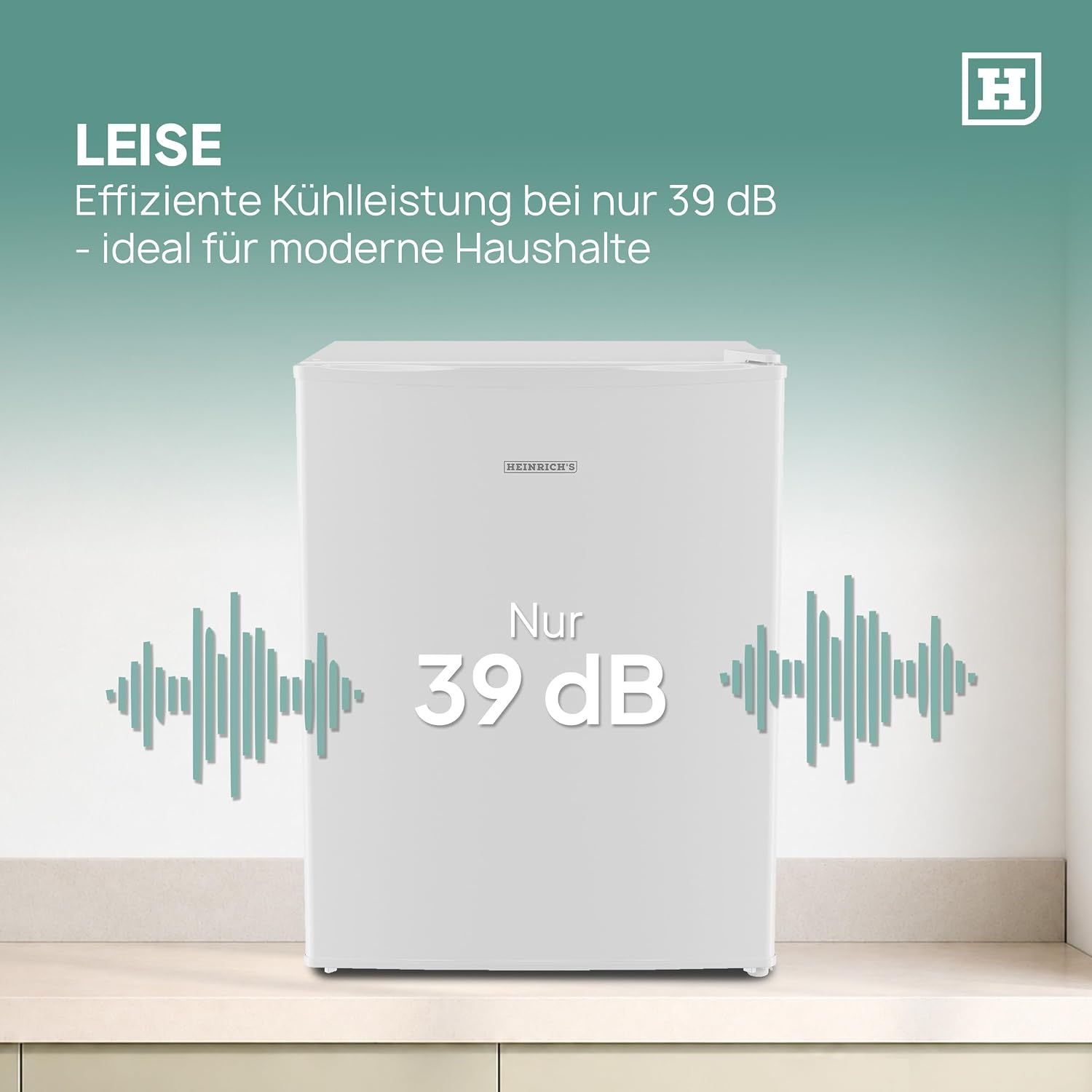 Ein weißer Mini-Kühlschrank auf einer Theke mit grafischen Schallwellen und dem Text Nur 39 dB.