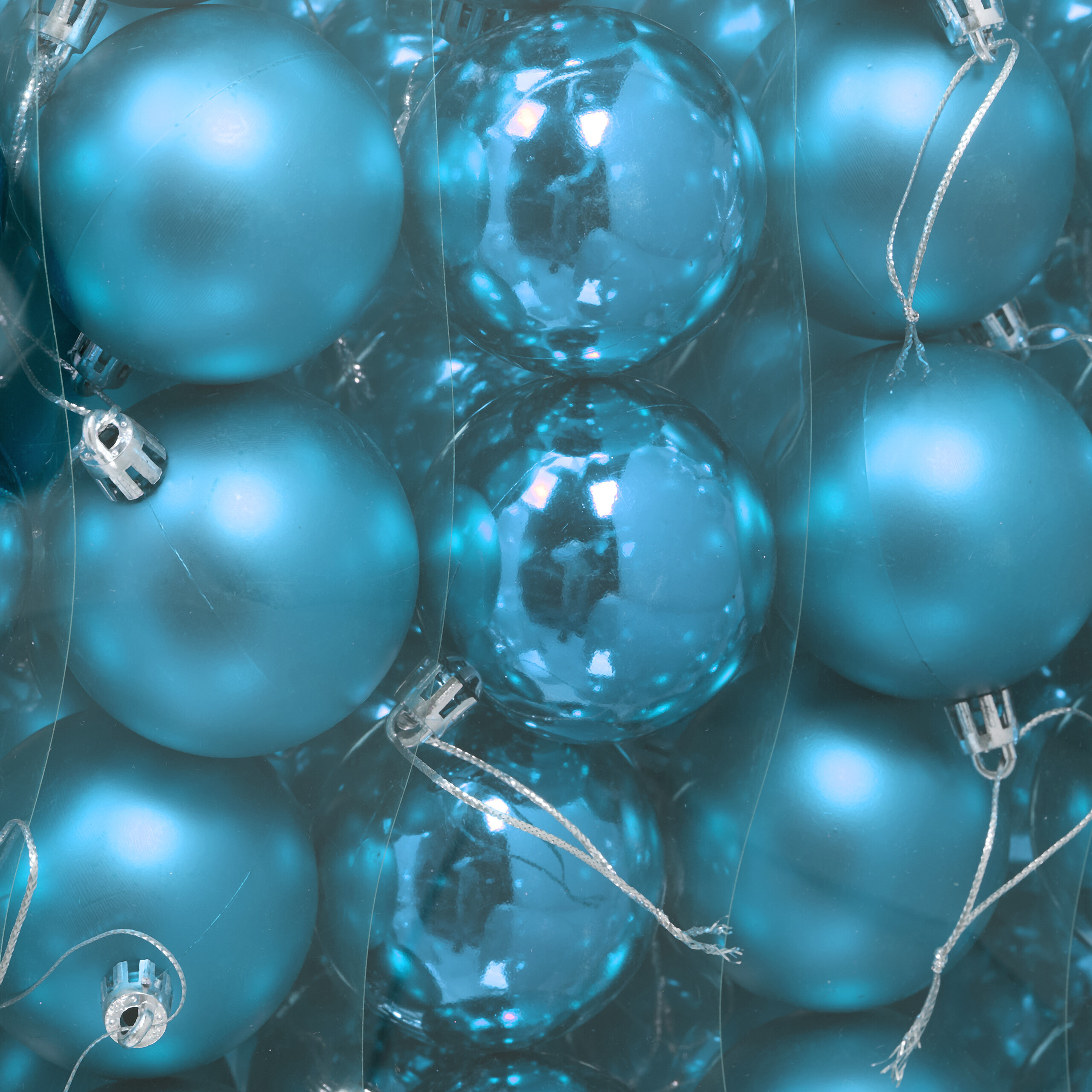 Glänzende und matte blaue Weihnachtskugeln verpackt.