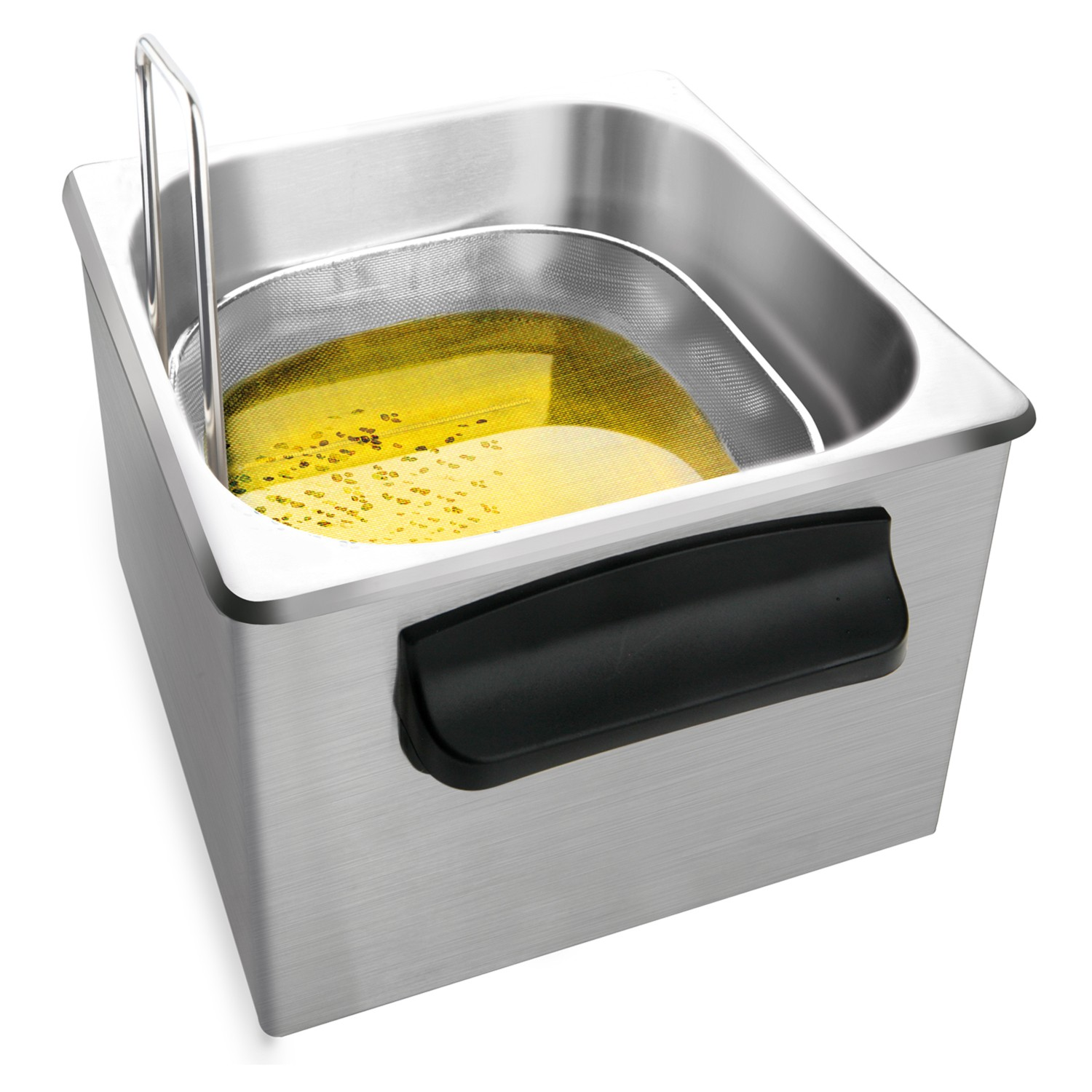 Freidora de acero inoxidable con mango negro y cesta llena de aceite sobre fondo blanco.