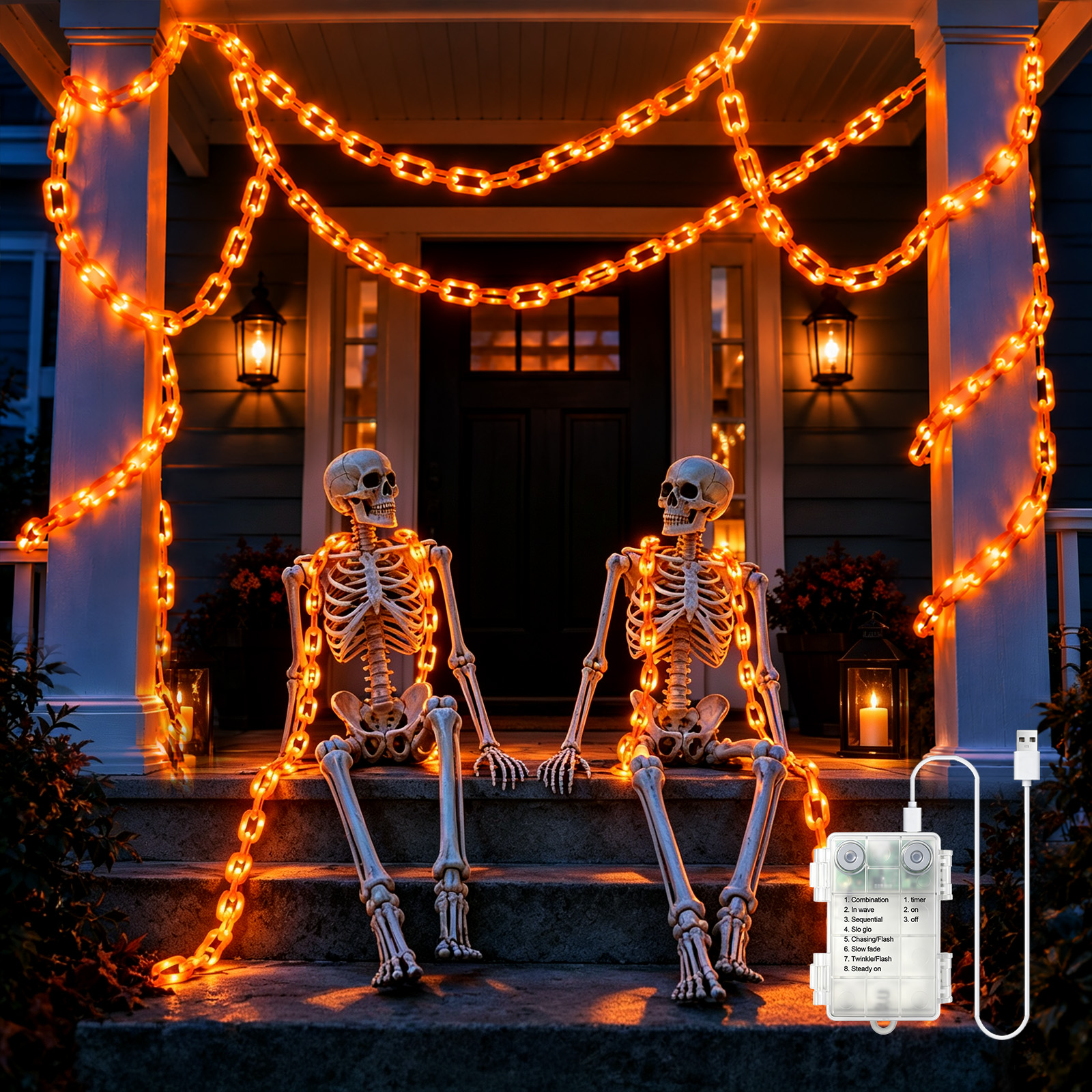 Zwei Skelette sitzen auf einer von orangefarbenen Lichterketten beleuchteten Veranda vor einem Haus.