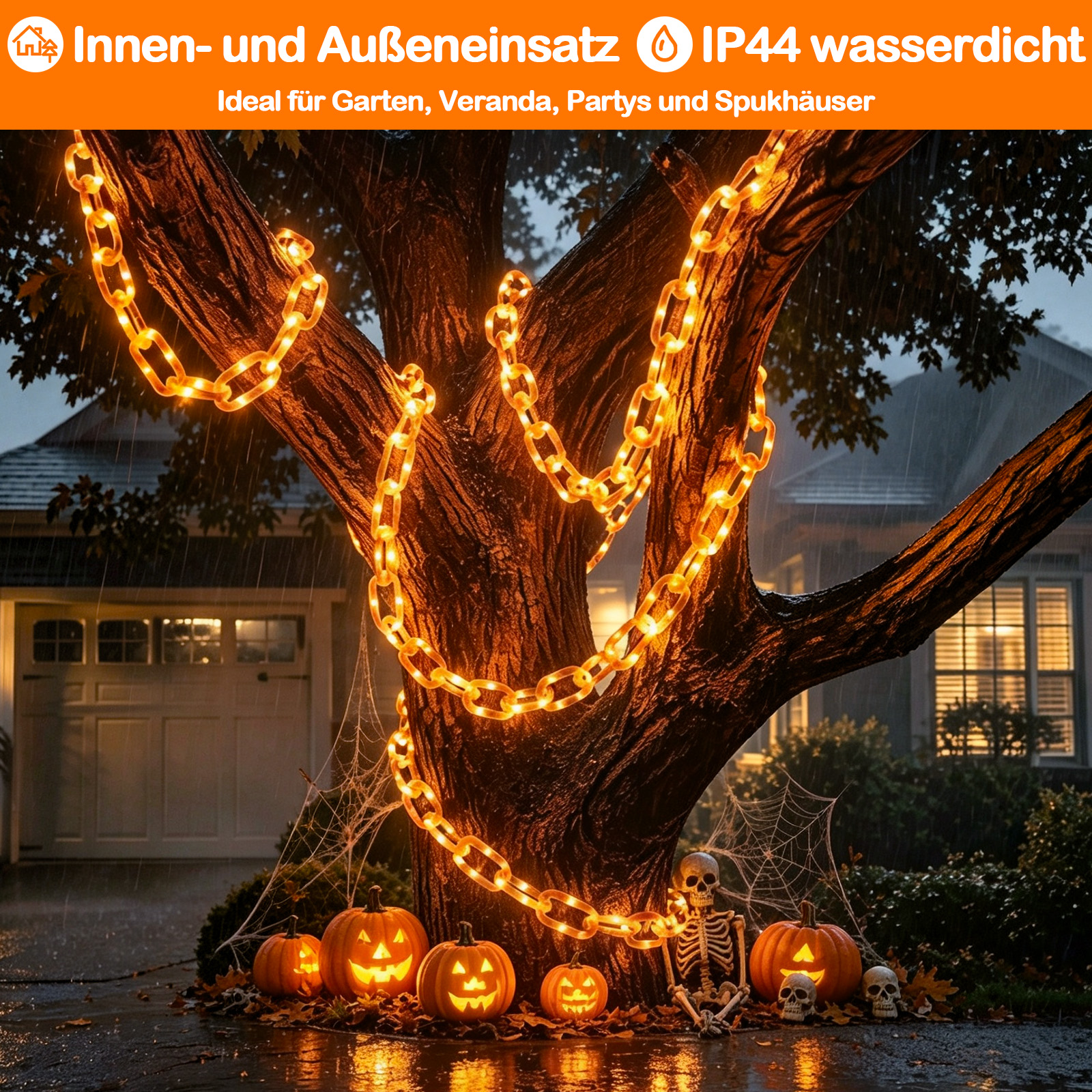 Beleuchtete Kette um Baum mit Kürbissen und Skelett bei Nacht.