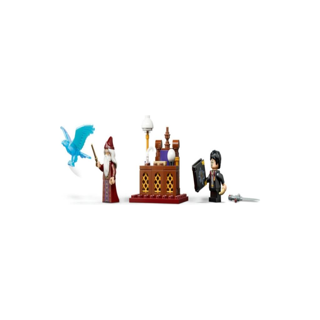 Dumbledore, küçük kale, kitaplı Harry ve mavi hayalet içeren Lego Harry Potter seti.