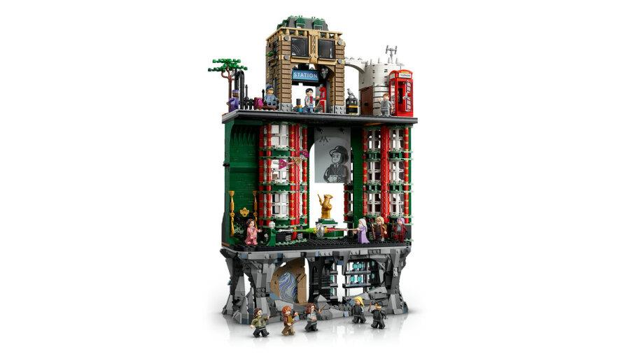 Çok katlı ve minifigürlü Sihir Bakanlığı Lego modeli.