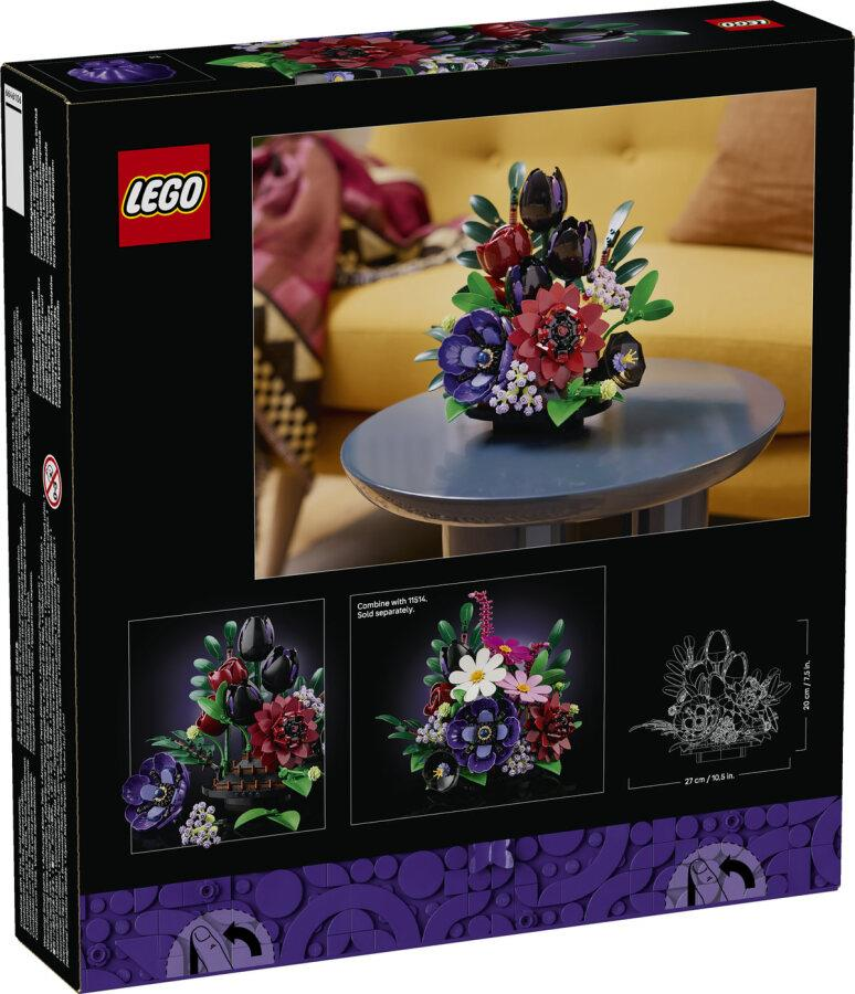 Pudełko z bukietem kwiatów LEGO przedstawiające kolorową kompozycję kwiatową LEGO na okrągłym stole w salonie.