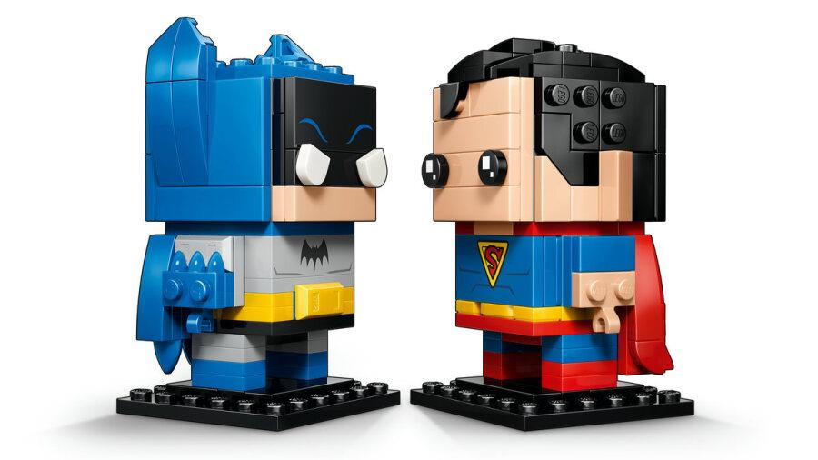 Batman ve Superman iki Lego BrickHeadz figürü siyah tabanlar üzerinde karşı karşıya duruyor.