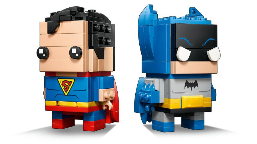 Beyaz arkaplanda, solda Superman ve sağda Batman olmak üzere iki Lego BrickHeadz figürü.