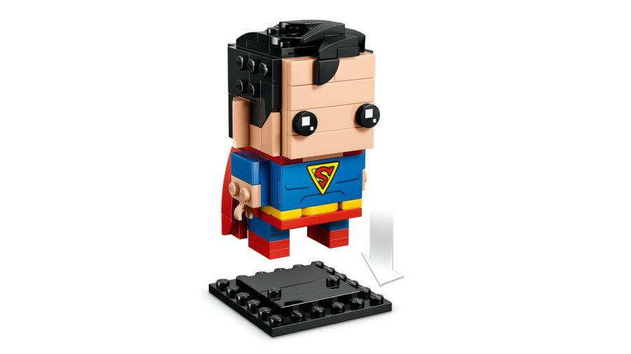 Bir Lego BrickHeadz Superman figürü, siyah tabanının üzerinde süzülüyor.