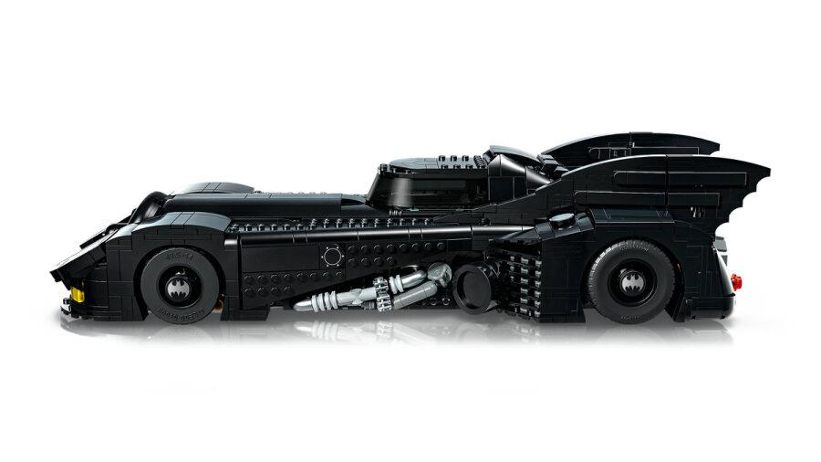 Beyaz arka planda yan profilden görünen detaylı, siyah bir Lego Batmobil.