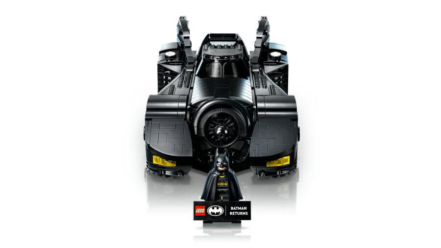 Önden siyah Lego Batmobil ve stant üzerinde bir Batman minifigürü.