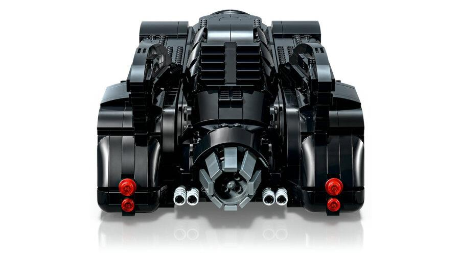 Beyaz arka planda büyük türbinlere ve kırmızı stop lambalarına sahip siyah bir Lego Batmobil'in arkadan görünümü.