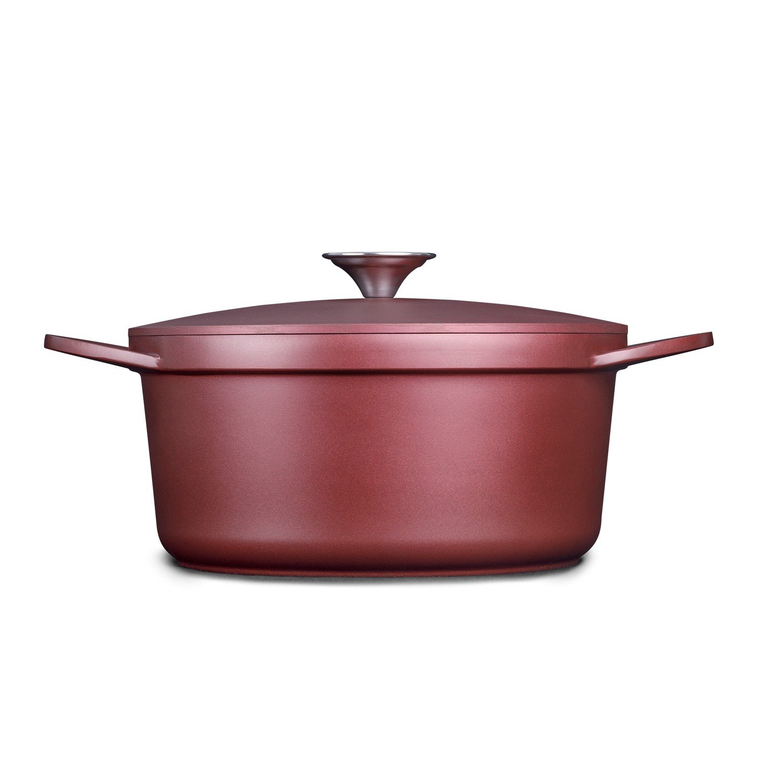 Una olla roja con tapa y asas sobre un fondo blanco.