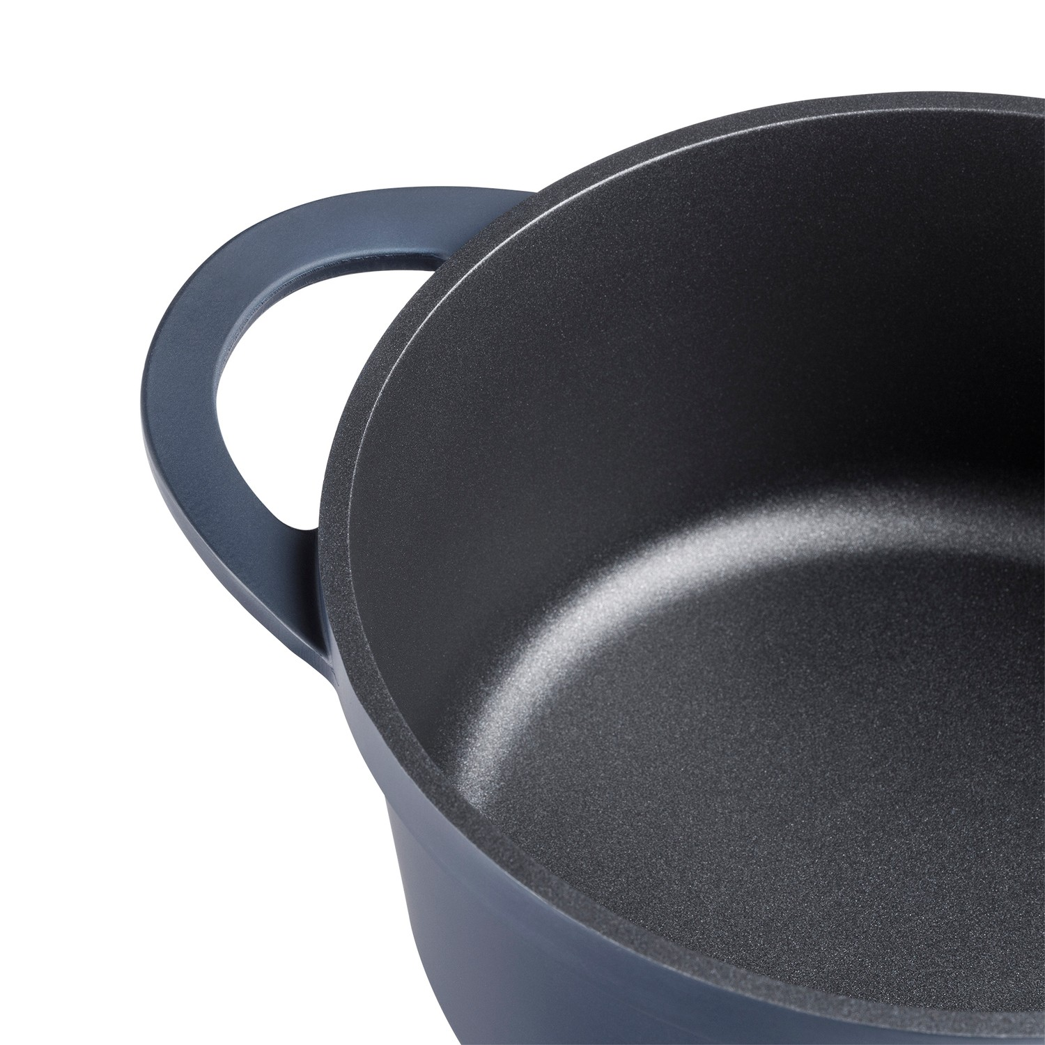 Una olla gris antiadherente con asa ergonómica sobre fondo blanco.