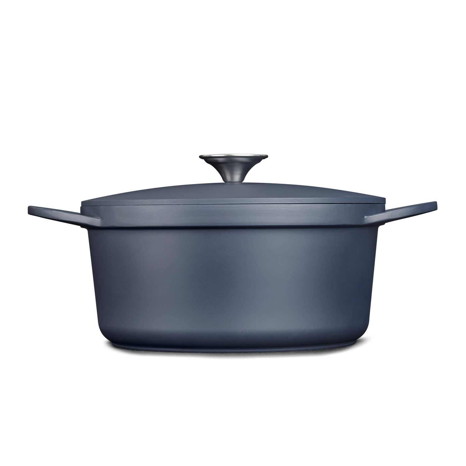 Olla de cocina gris oscuro con tapa y dos asas laterales sobre fondo blanco.