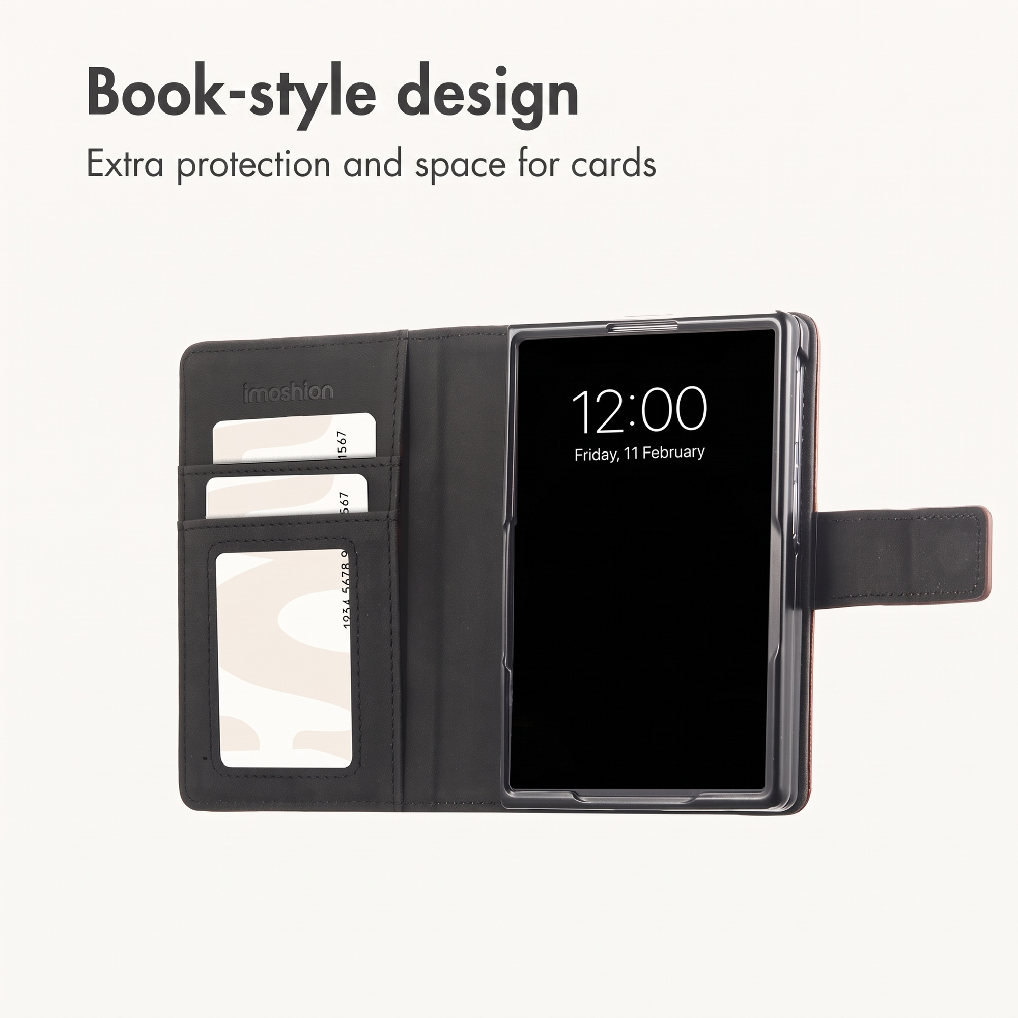 Een zwart leren smartphonehoesje met kaartsleuven en tekst over boekstijl ontwerp.