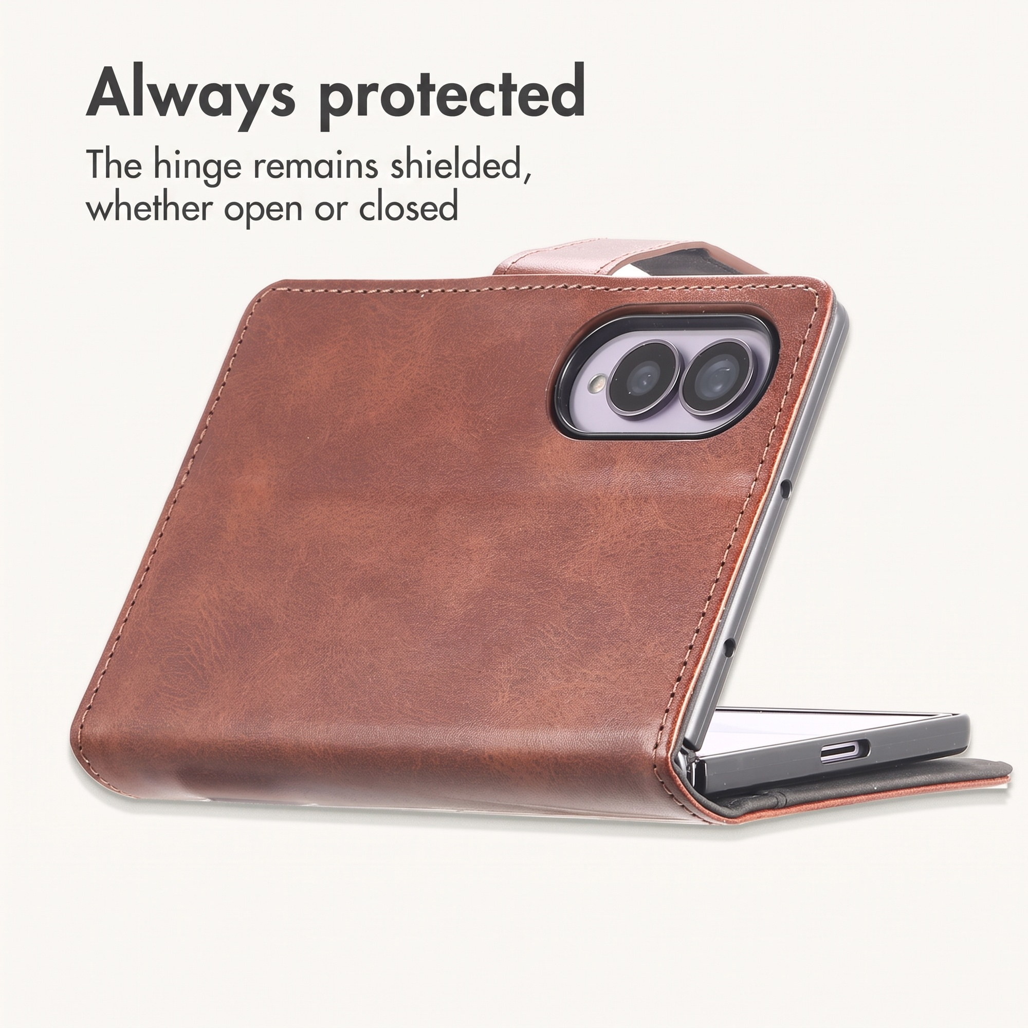 Een opvouwbare smartphone in een bruine leren hoes met tekst.