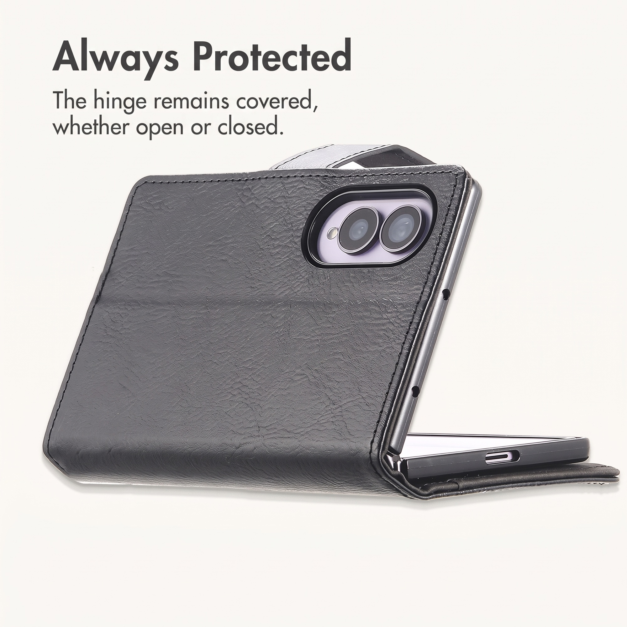Een gedeeltelijk gevouwen zwart leren telefoonhoesje met twee camera's zichtbaar.